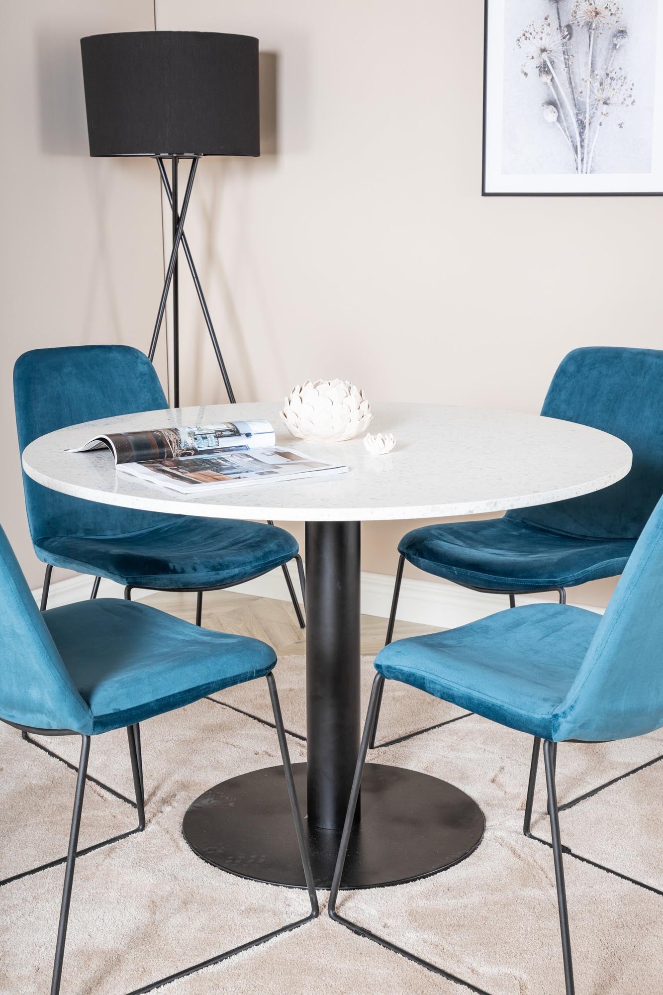 Elegantes Razzia Esszimmerset mit 106 cm Tisch und 4 bequemen Samtstühlen. Ideal für stilvolle Essbereiche und gesellige Runden.