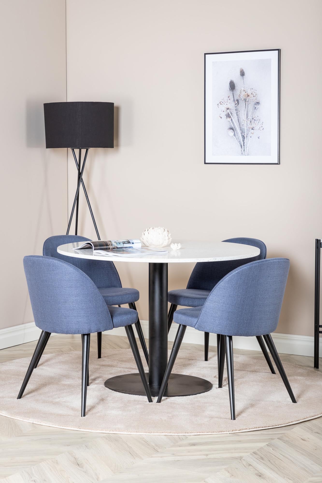 Entdecken Sie das Razzia Esszimmerset von Venture Home: Moderner 106 cm Tisch und 4 stilvolle Velvet-Stühle für unvergessliche Essensmomente.