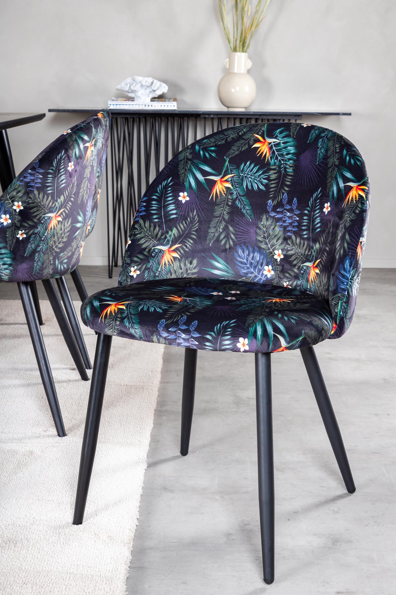 Elegantes Dipp Esszimmerset mit 180 cm Tisch und 6 luxuriösen Samt-Stühlen von Venture Home. Ideal für stilvolle Esszimmer.