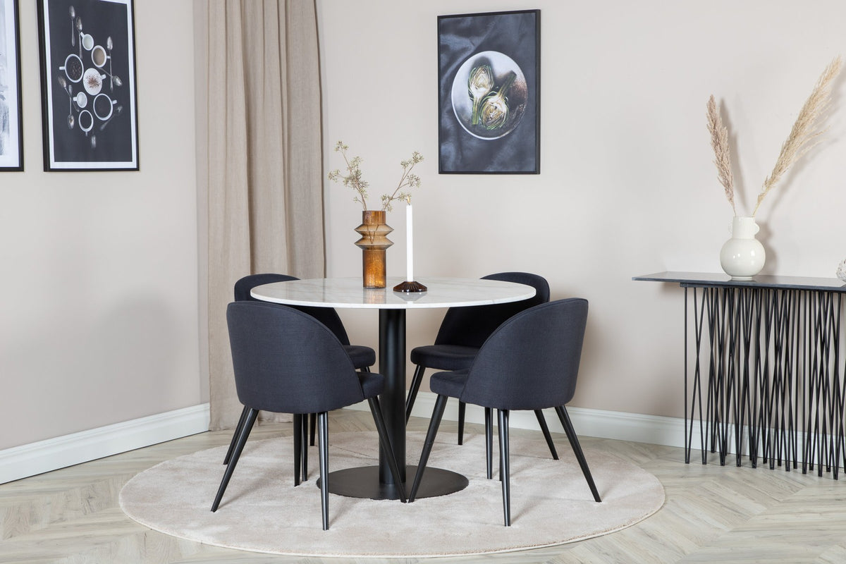 Esszimmertisch Estelle mit weisser Marmorplatte und Stahlgestell, dazu Samtstühle der Velvet-Serie mit schwarz pulverbeschichtetem Gestell