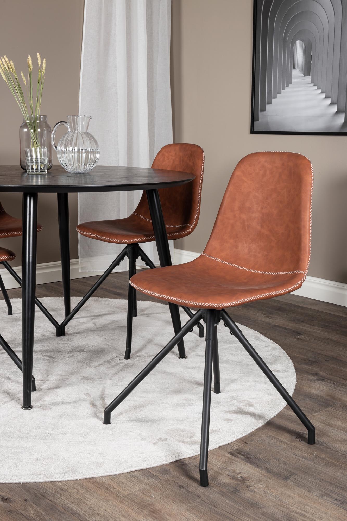Dipp Esszimmerset + Polar ⌀115cm/4St. in Schwarz Braun präsentiert im Onlineshop von KAQTU Design AG. Esszimmerset ist von Venture Home