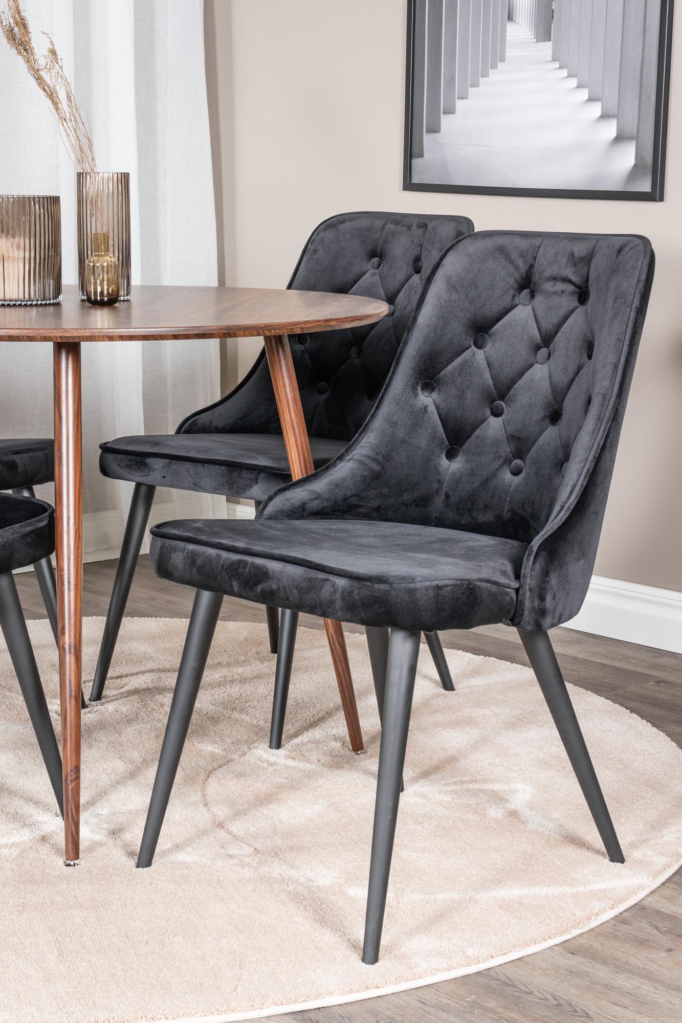 Plaza Esszimerset + Velvet Deluxe ⌀100cm/4St. in Braun / Schwarz präsentiert im Onlineshop von KAQTU Design AG. Esszimmerset ist von Venture Home