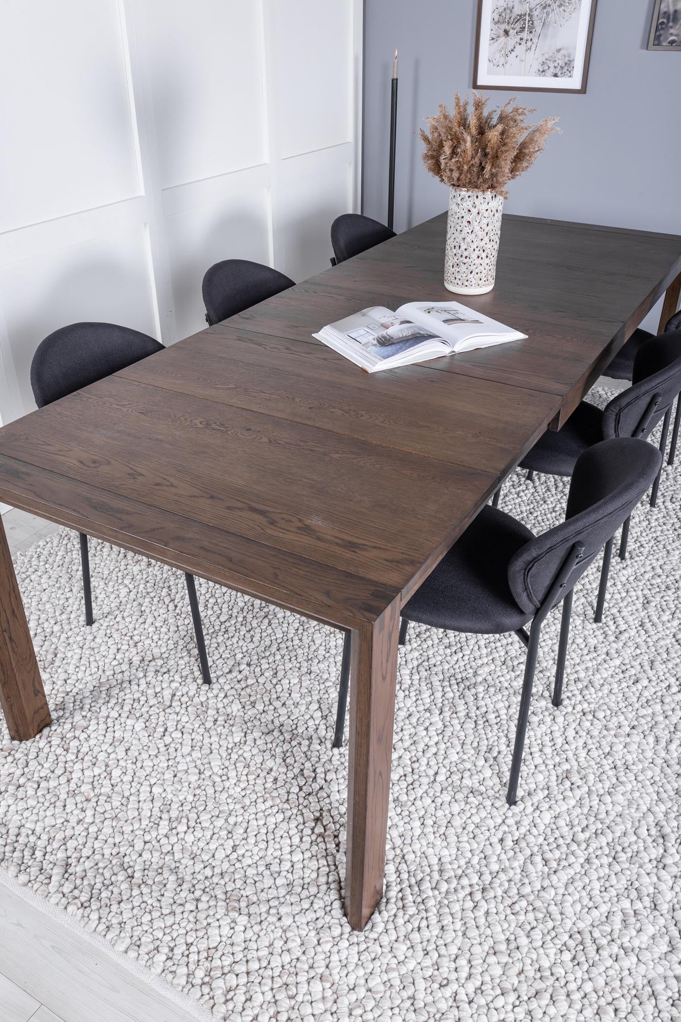 Entdecken Sie das stilvolle Slider Esszimmerset von Venture Home: Ausziehbar, elegant im Eichen-Look und ideal für gesellige Abende.