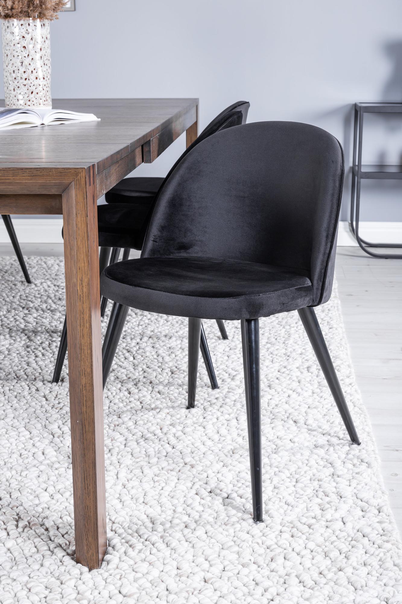 Stilvolles, ausziehbares Esszimmerset mit 6 luxuriösen Samt-Stühlen, ideal für jeden Anlass und ein modernes Ambiente.