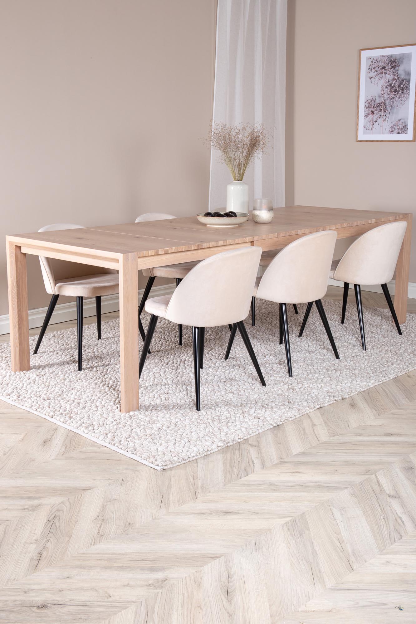 Elegantes Esszimmerset: Ausziehbarer Tisch in Eichenoptik mit 6 stilvollen Samtstühlen, perfekt für gemütliche Abende und festliche Anlässe.