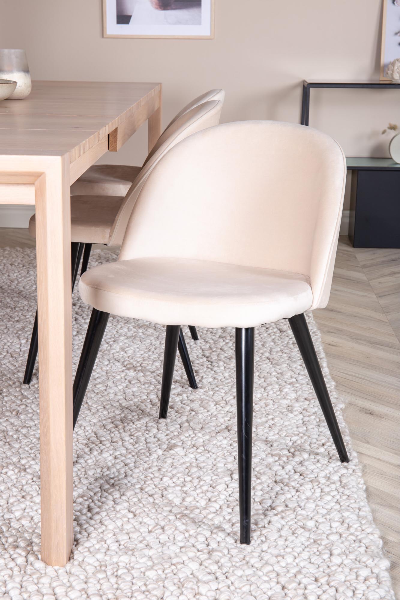 Stilvolles Esszimmerset: Ausziehbarer Tisch in Eichenoptik und 6 luxuriöse Samtstühle für höchsten Komfort und Flexibilität bei jedem Anlass.