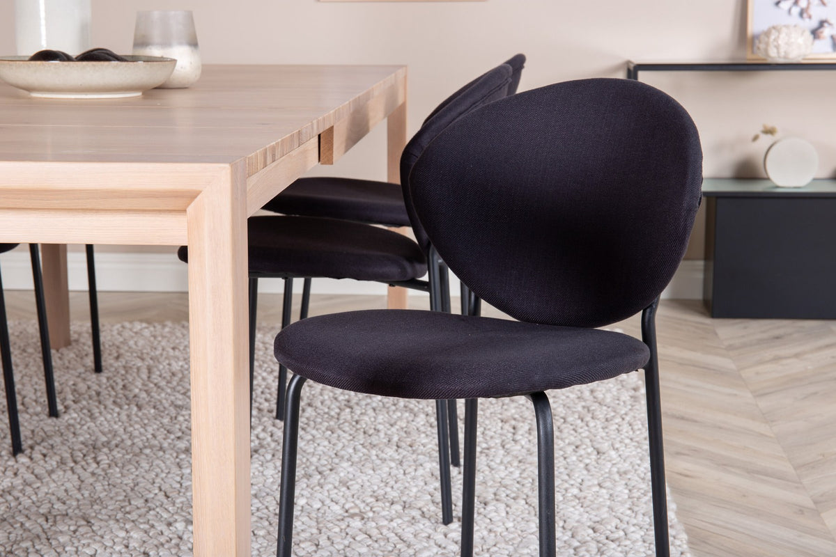 Esstisch Slider mit Whitewash-Eichenplatte und schwarzem Eichengestell, kombiniert mit Vault Stühlen aus Eiche, Esszimmerset von Venture Home.