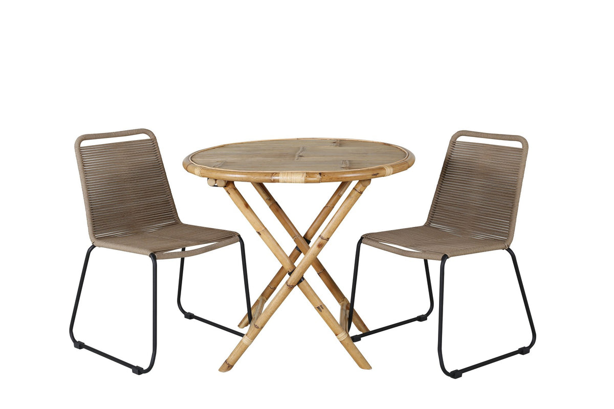 Runder Cafétisch aus Bambus mit Stahlbeinen in Natur, daneben zwei stapelbare Stühle aus Bambus und Rattan in Braun, Gartentischset.