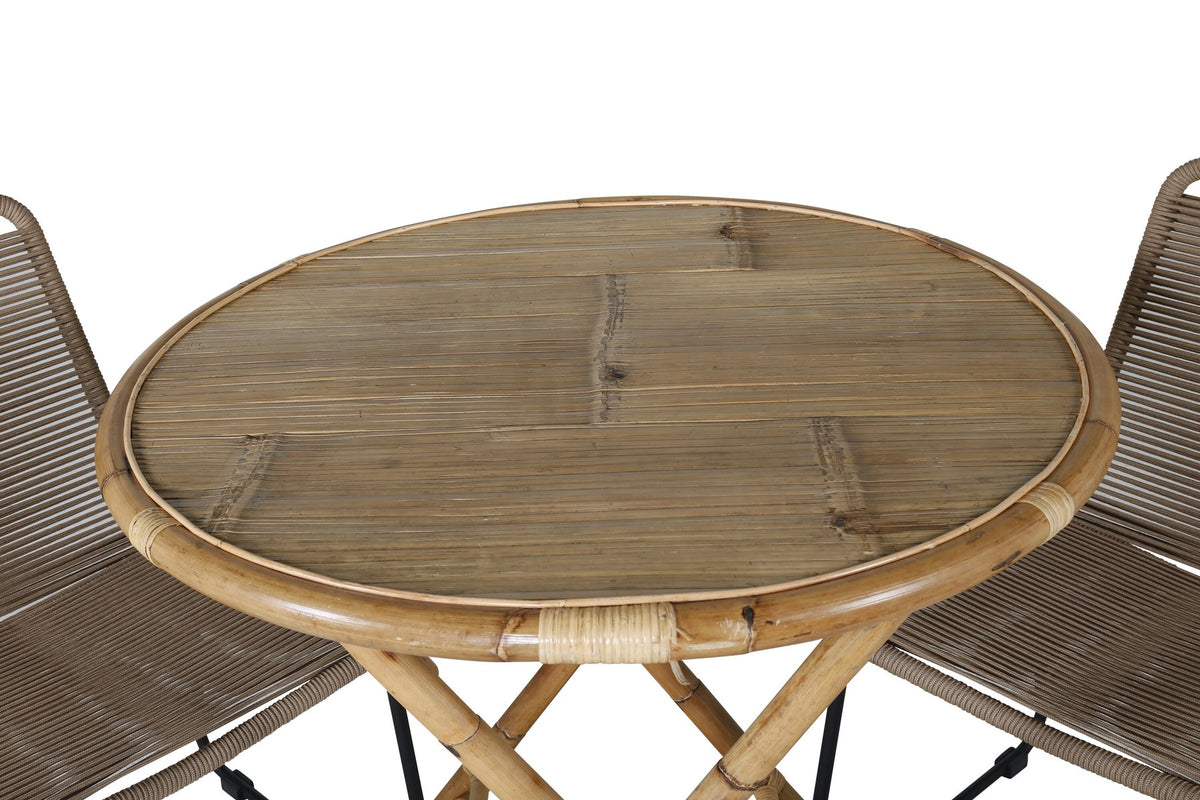 Runder Cafétisch aus Bambus mit Stahlbeinen in Natur, daneben zwei stapelbare Stühle aus Bambus und Rattan in Braun, Gartentischset.