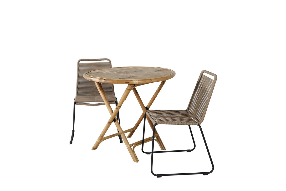 Runder Cafétisch aus Bambus mit Stahlbeinen in Natur, daneben zwei stapelbare Stühle aus Bambus und Rattan in Braun, Gartentischset.