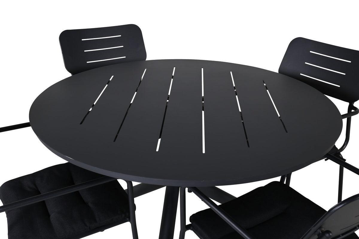 Zwei schwarze Aluminium-Stühle mit Armlehnen und Polyesterbezug neben rundem schwarzem Aluminium-Esstisch mit 120 cm Durchmesser im Freien.