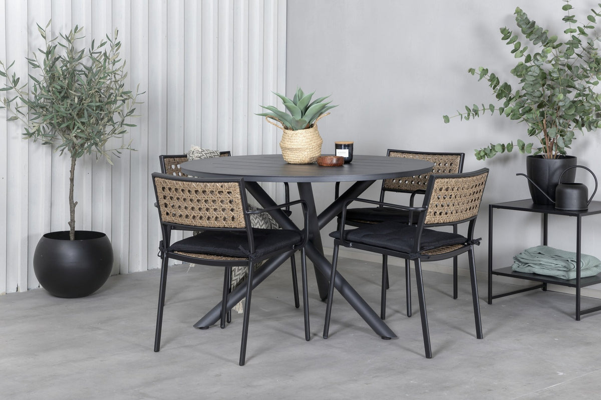 Runder Esstisch Ø120 cm aus schwarzem Aluminium mit vier Gartenstühlen aus Aluminium und Polyesterbezug in Naturfarbe im Aussenbereich.