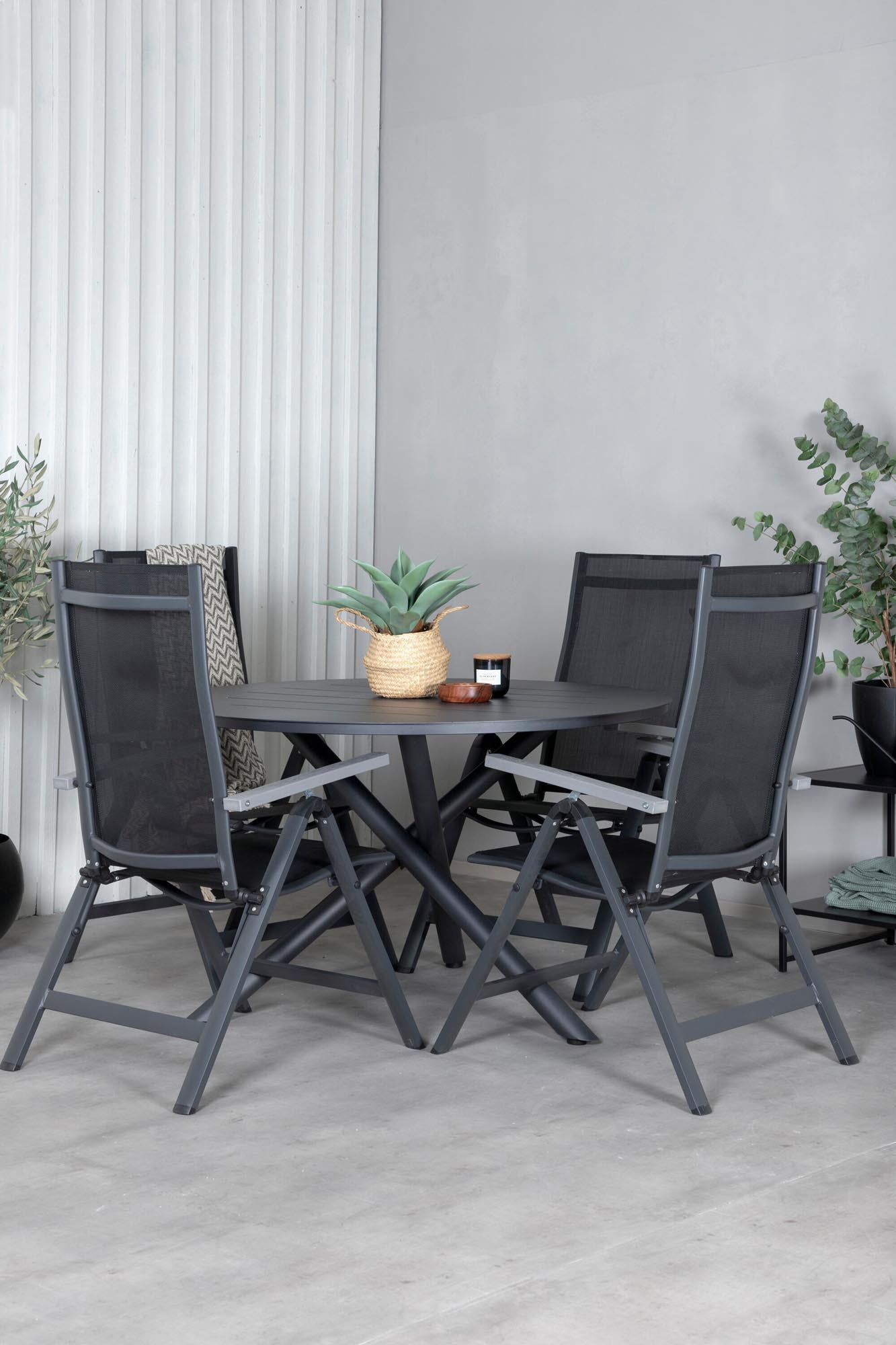 Alma Outdoor-Tischset + Albany ⌀120cm/4St. in Schwarz präsentiert im Onlineshop von KAQTU Design AG. Gartentischset ist von Venture Home