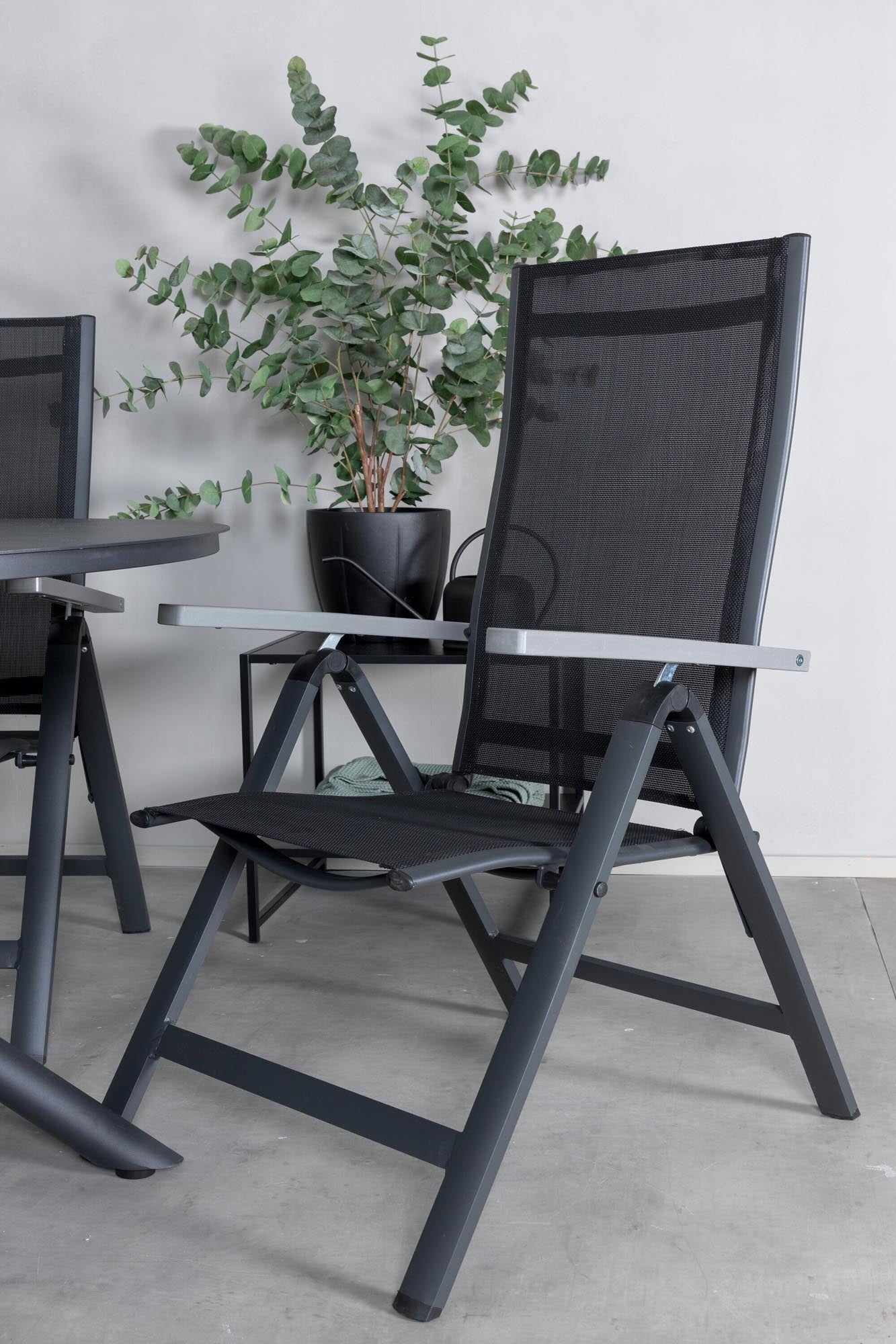 Alma Outdoor-Tischset + Albany ⌀120cm/4St. in Schwarz präsentiert im Onlineshop von KAQTU Design AG. Gartentischset ist von Venture Home
