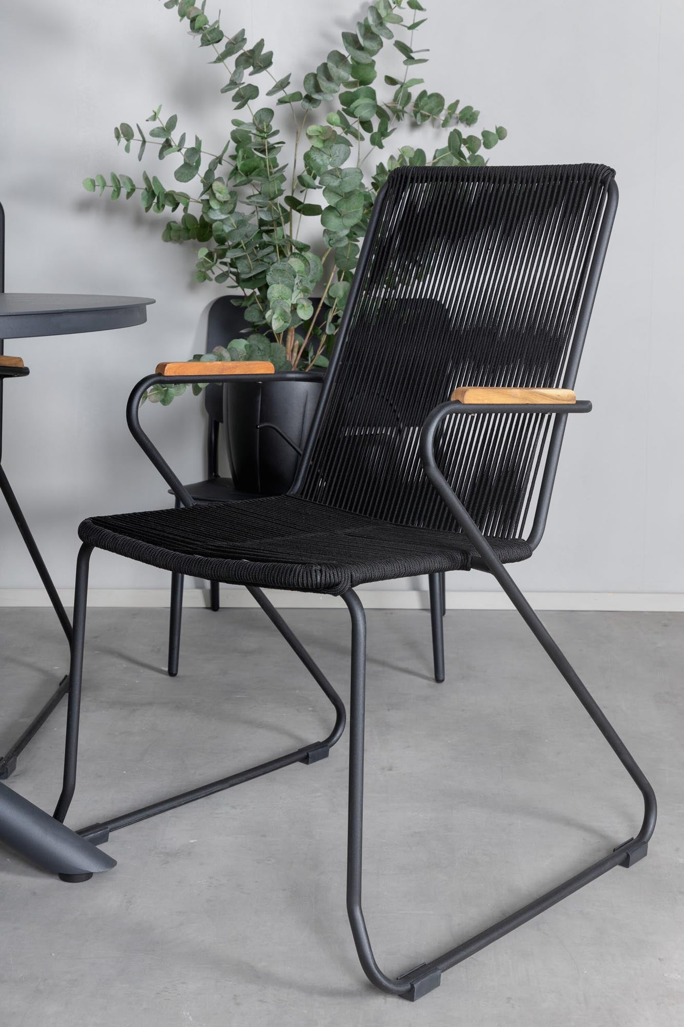 Alma Outdoor-Tischset + Bois ⌀120cm/4St. in Schwarz präsentiert im Onlineshop von KAQTU Design AG. Gartentischset ist von Venture Home