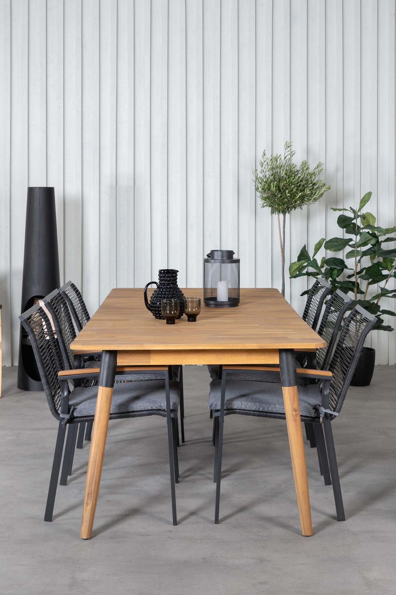 Entdecken Sie das Julian Outdoor-Tischset von Venture Home: Eleganter Holztisch und bequeme Dallas Stühle aus langlebigem, wetterfestem Material.