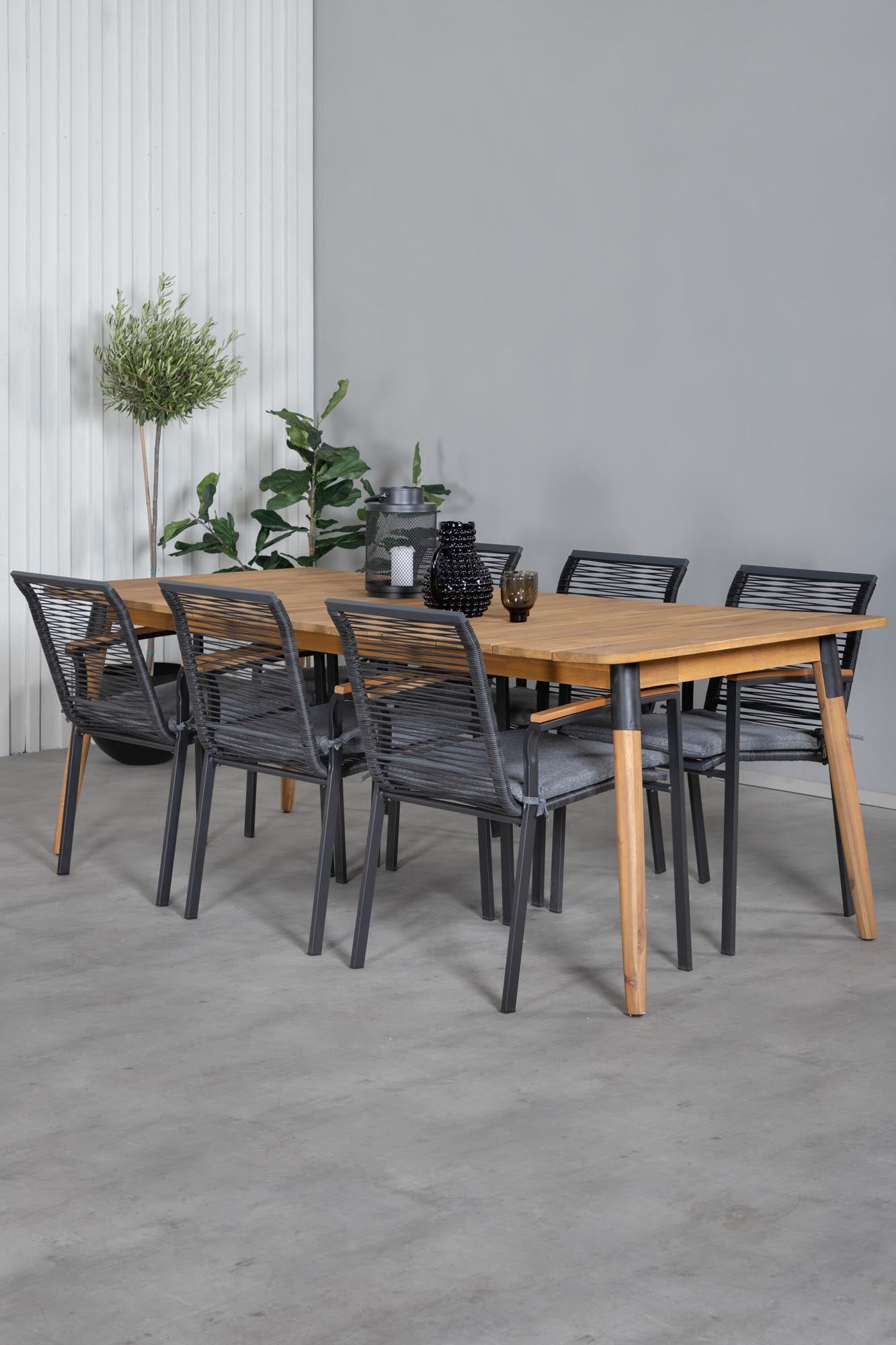 Gestalten Sie Ihren Außenbereich mit dem Julian Outdoor-Tischset von Venture Home. Robuster Holztisch und stilvolle, komfortable Dallas Stühle für gesellige Momente.