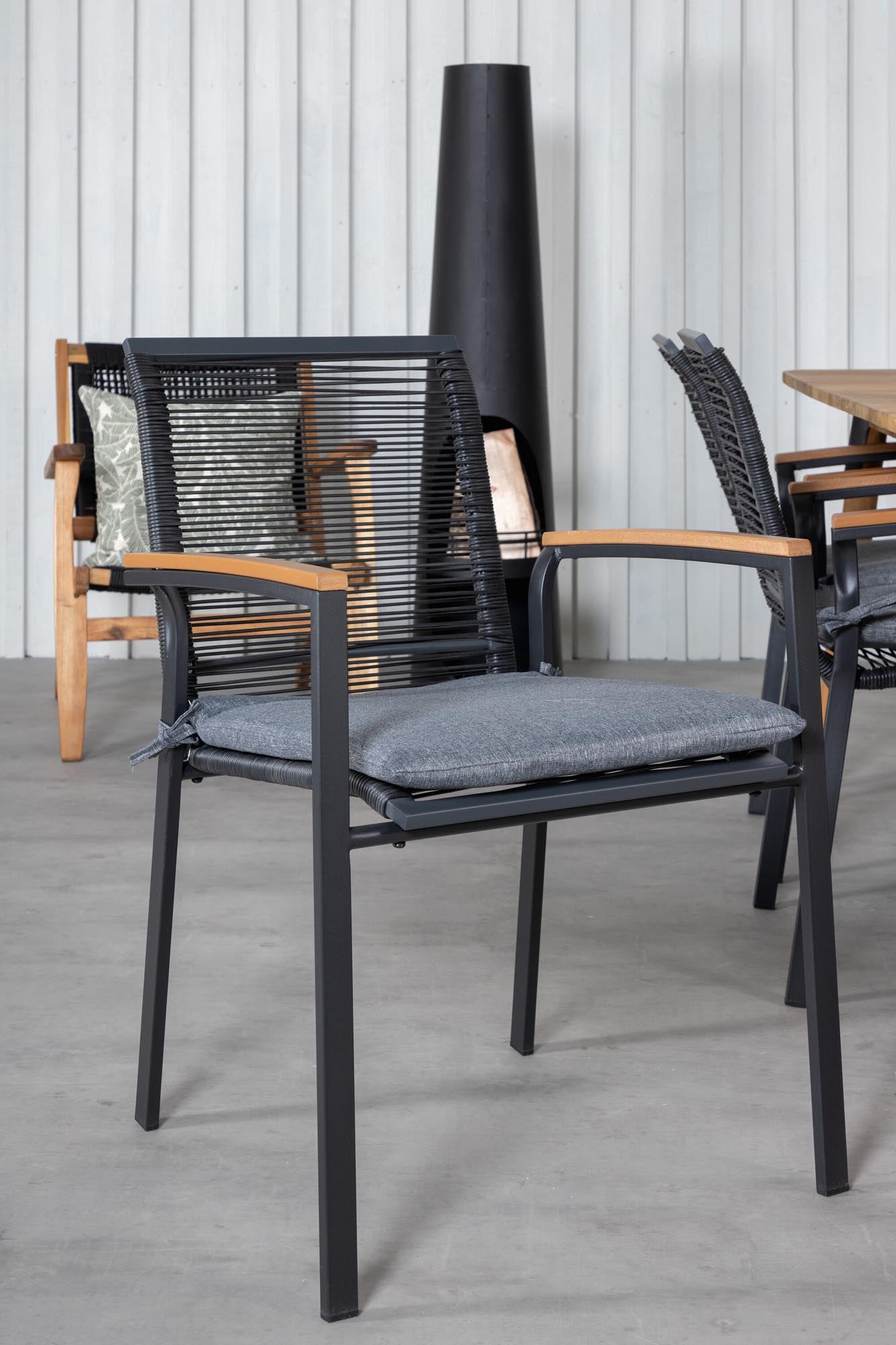 Julian Outdoor-Tischset + Dallas 210cm/6St. in Schwarz, Natur präsentiert im Onlineshop von KAQTU Design AG. Gartentischset ist von Venture Home
