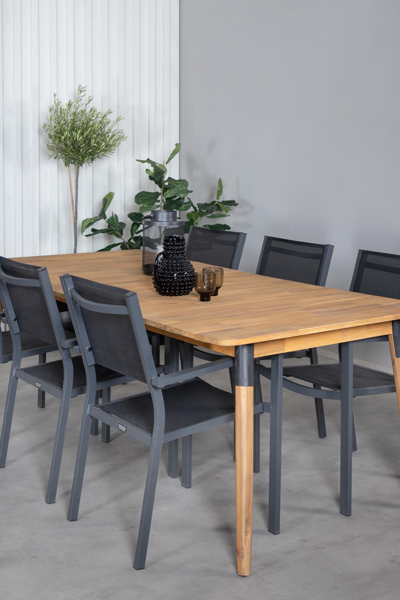 Stilvolles Julian Outdoor-Tischset mit 6 modernen Copacabana-Stühlen. Ideal für gesellige Momente im Freien und entspannte Sommerabende.