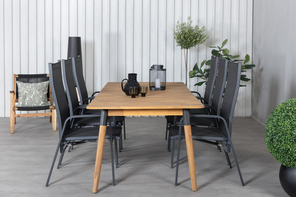 Rechteckiger Esstisch aus Akazienholz in Naturton mit zwei schwarzen Liegestühlen aus Stahl, Gartentischset von Venture Home.