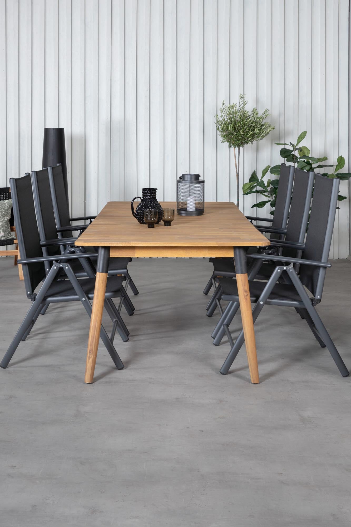 Entdecken Sie das Julian Outdoor-Tischset von Venture Home: 210 cm langer Esstisch aus Akazienholz mit 6 komfortablen klappbaren Stühlen für unvergessliche Gartenmomente.