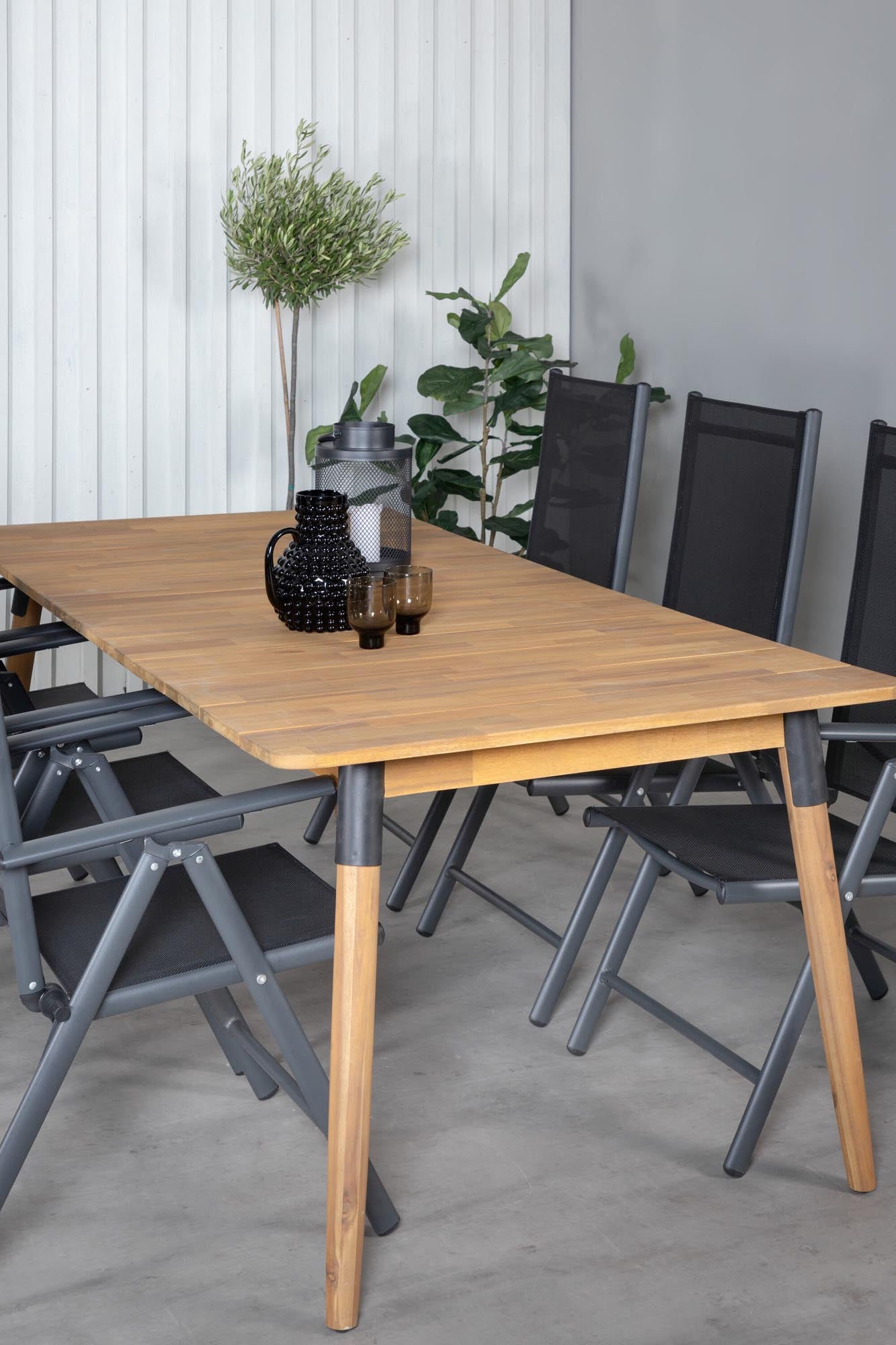 Elegantes Julian Outdoor-Tischset für 6 Personen, ideal für stilvolle Gartenabende. Hochwertiges Akazienholz und komfortable klappbare Stühle.