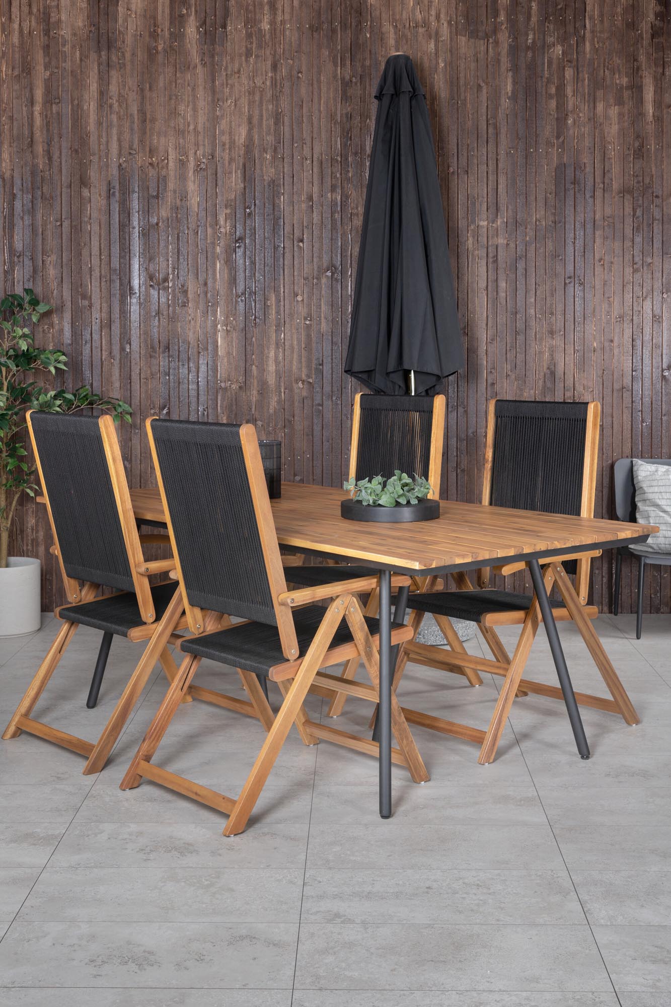 Chan Outdoor-Tischset + Little John 200cm/4St. in Schwarz, Natur präsentiert im Onlineshop von KAQTU Design AG. Gartentischset ist von Venture Home