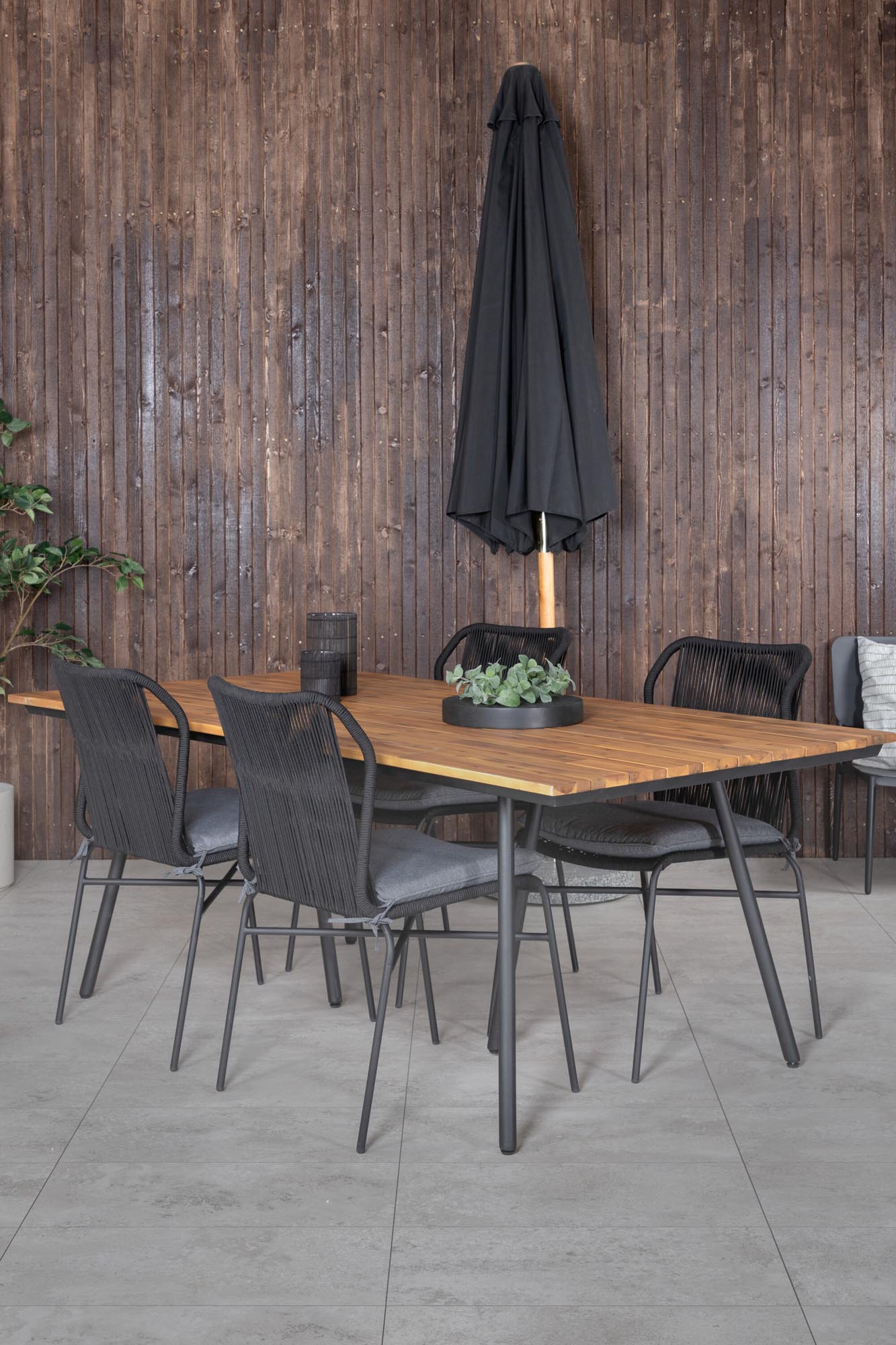 Chan Gartentisch Set in Schwarz/ Natur präsentiert im Onlineshop von KAQTU Design AG. Gartentischset ist von Venture Home