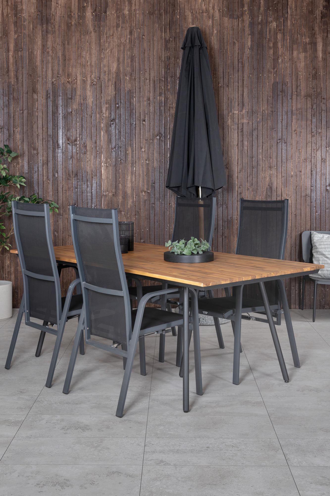 Chan Outdoor-Tischset + Copacabana 200cm/4St. in Schwarz präsentiert im Onlineshop von KAQTU Design AG. Gartentischset ist von Venture Home