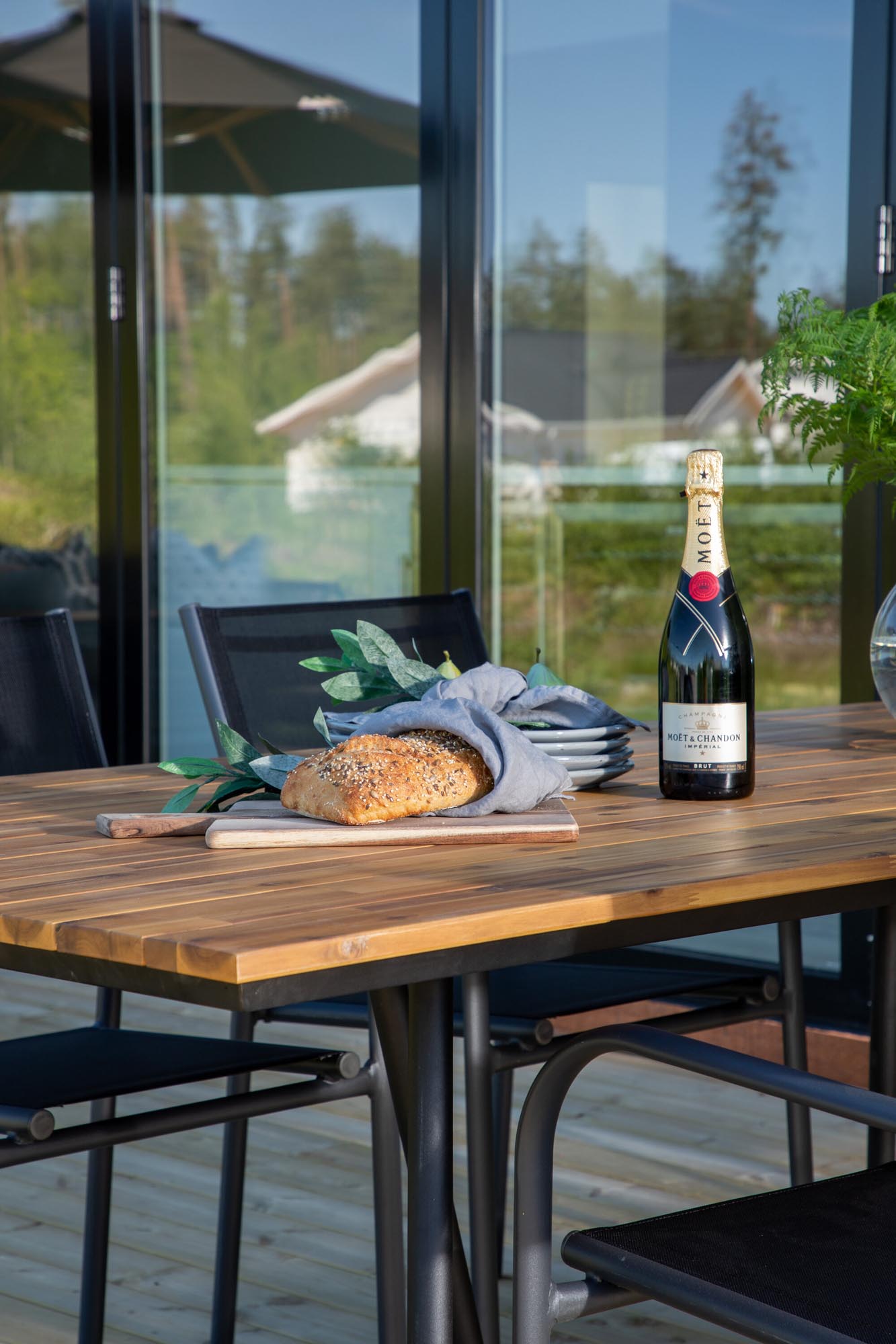 Chan Outdoor-Tischset + Santorini 200cm/6St. in Schwarz präsentiert im Onlineshop von KAQTU Design AG. Gartentischset ist von Venture Home