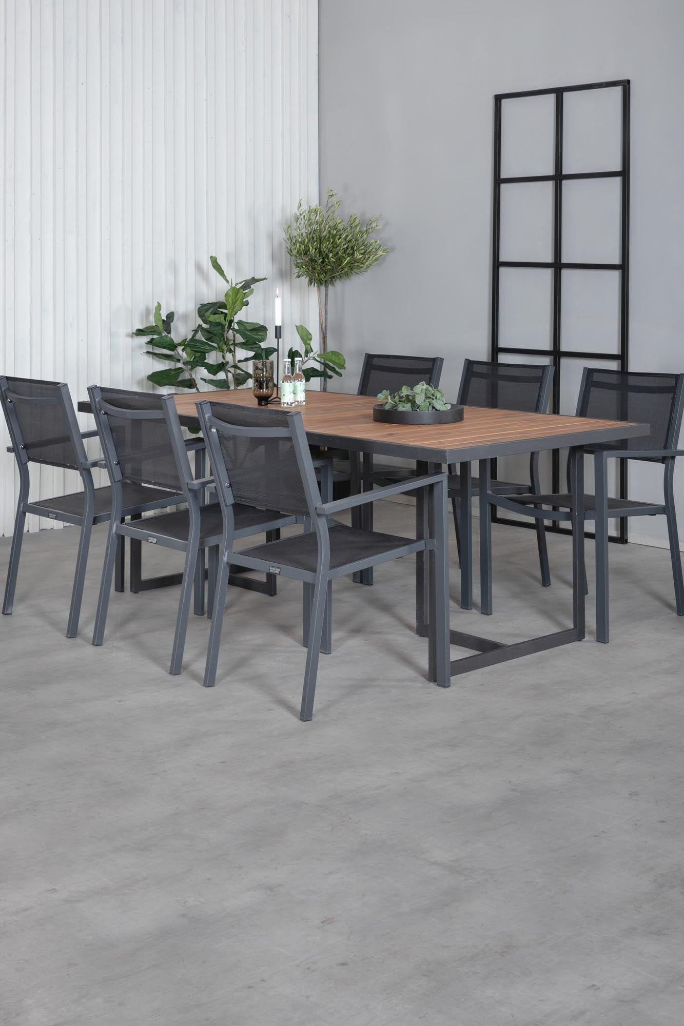 Stilvolles Khung Gartentisch-Set mit Copacabana-Stühlen von Venture Home, perfekt für moderne Aussenbereiche.