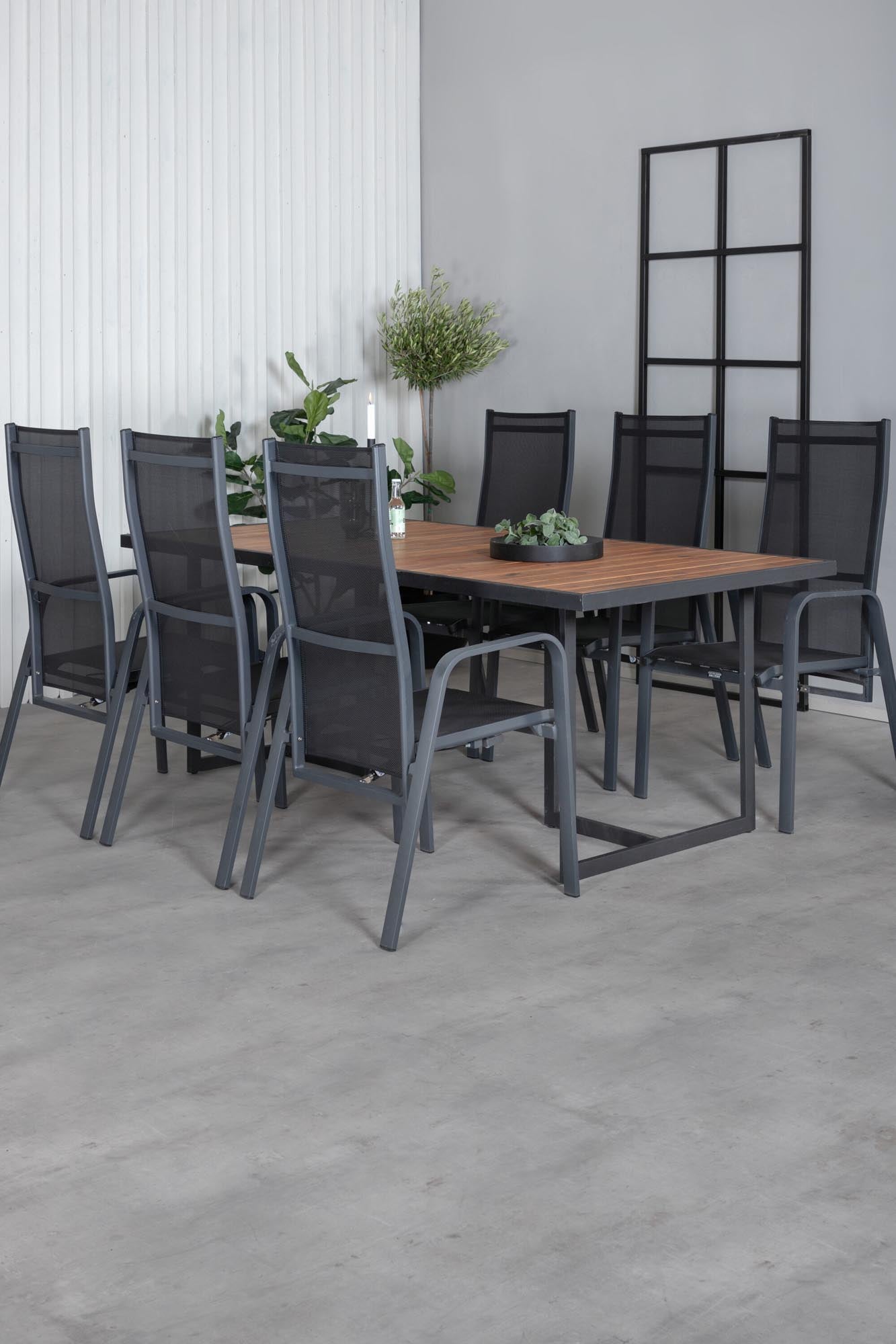 Elegantes Ess-Set aus Acacia-Holz, robust und stilvoll, mit bequemen Copacabana-Stühlen für gesellige Stunden im Freien.