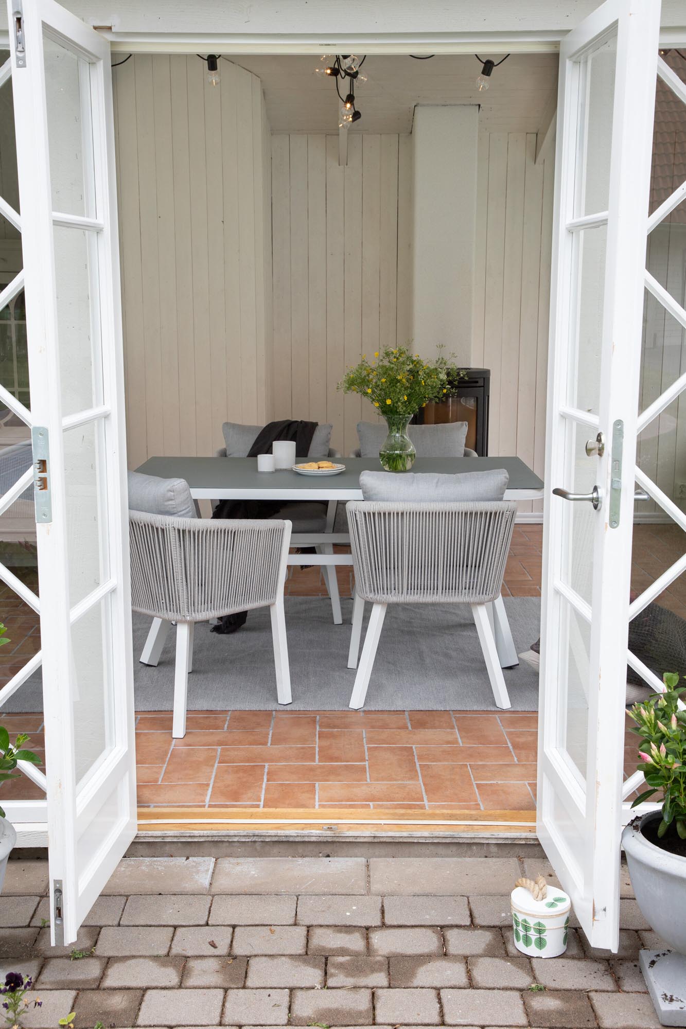 Stilvolles Virya Tischset: Perfekt für entspannte Outdoor-Dinner.