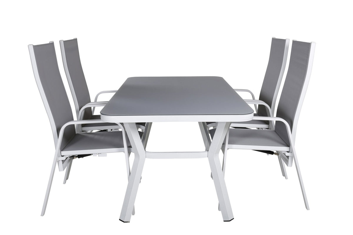 Rechteckiger Esstisch mit grauem Gestell und schwarzer Mattglas-Tischplatte, daneben zwei graue Relaxsessel aus Textilene mit Aluminiumbeinen.