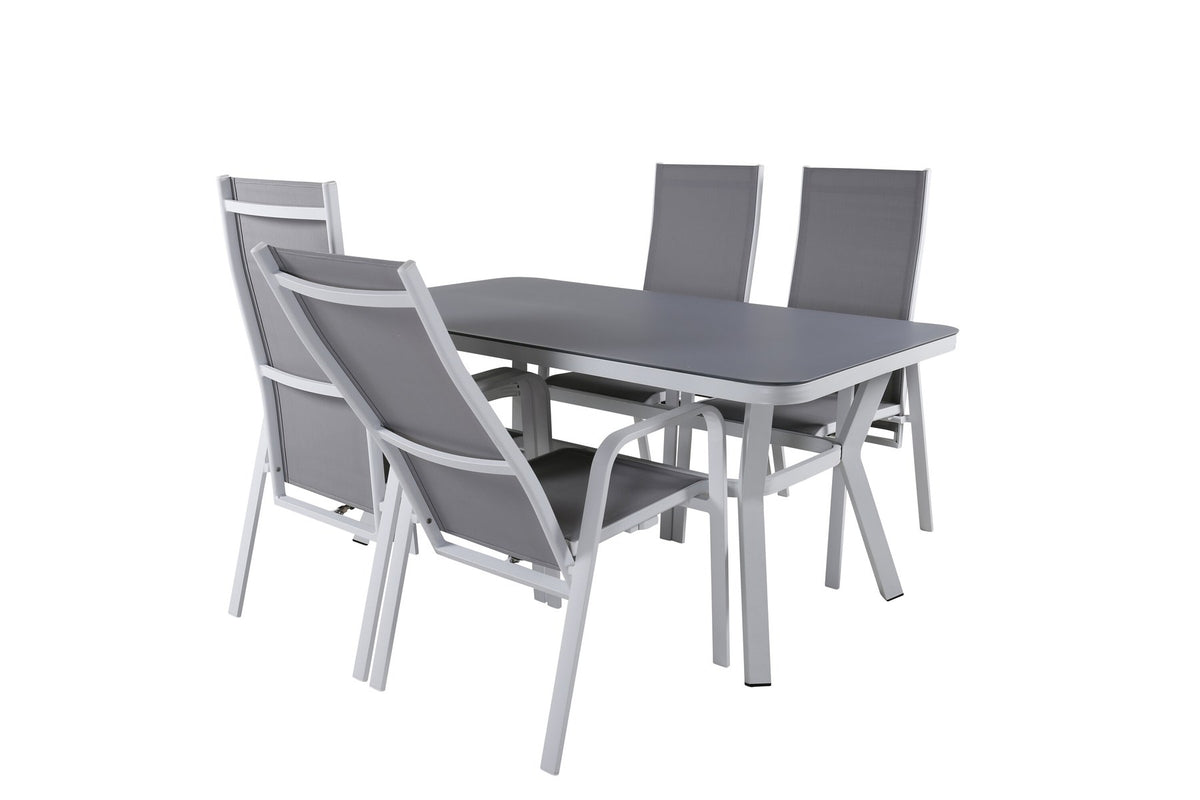 Rechteckiger Esstisch mit grauem Gestell und schwarzer Mattglas-Tischplatte, daneben zwei graue Relaxsessel aus Textilene mit Aluminiumbeinen.