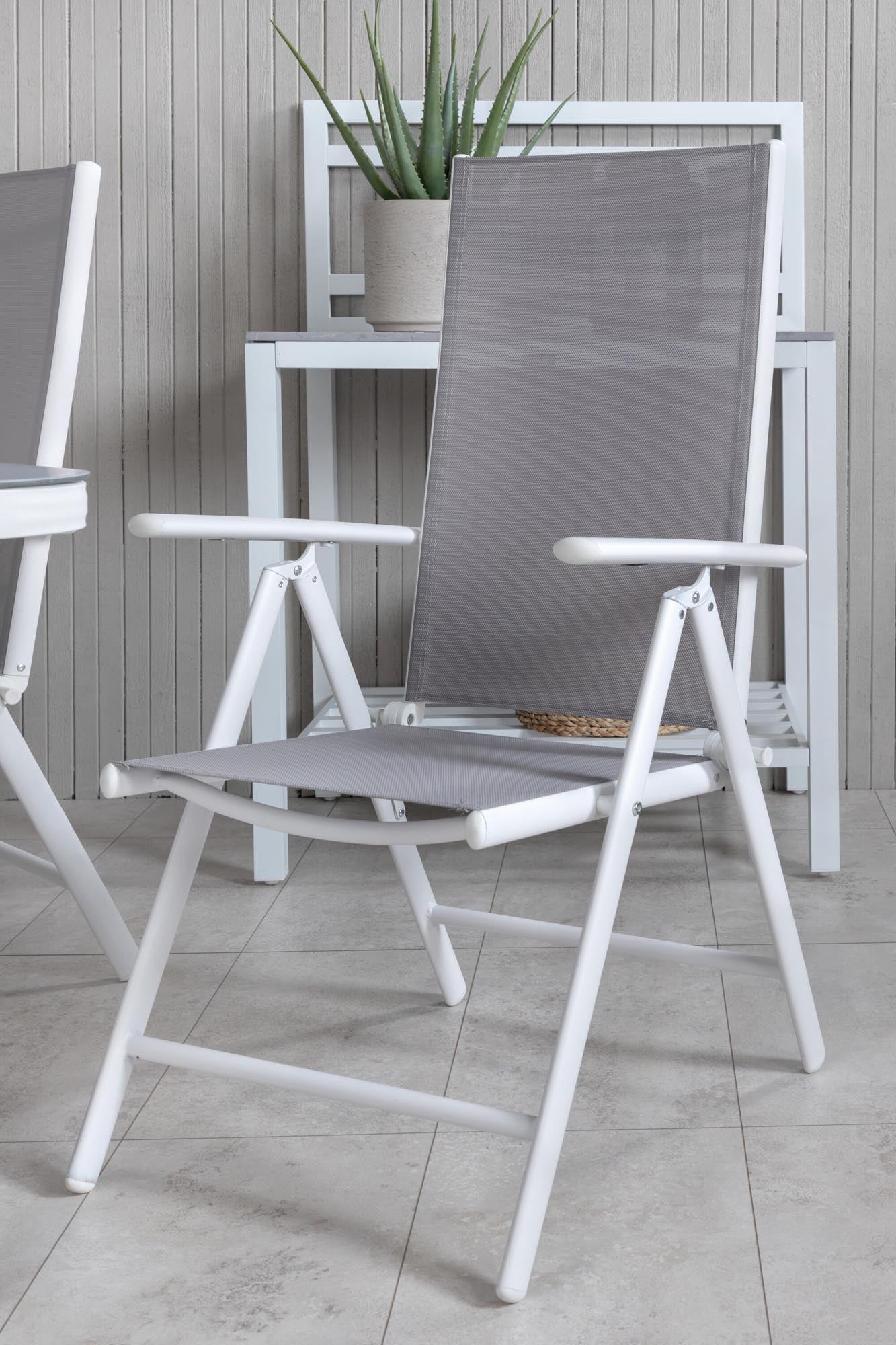 Stilvolles Virya Outdoor-Tischset 160cm für 4 Personen, ideal für gesellige Abende im Freien. Hochwertige Materialien für Langlebigkeit und Komfort.