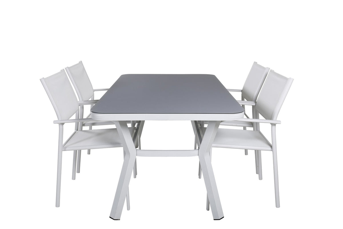 Rechteckiger Gartentisch mit schwarzer Mattglasplatte und Aluminiumbeinen, daneben zwei weisse Stühle aus Textilene mit Pulverbeschichtung.