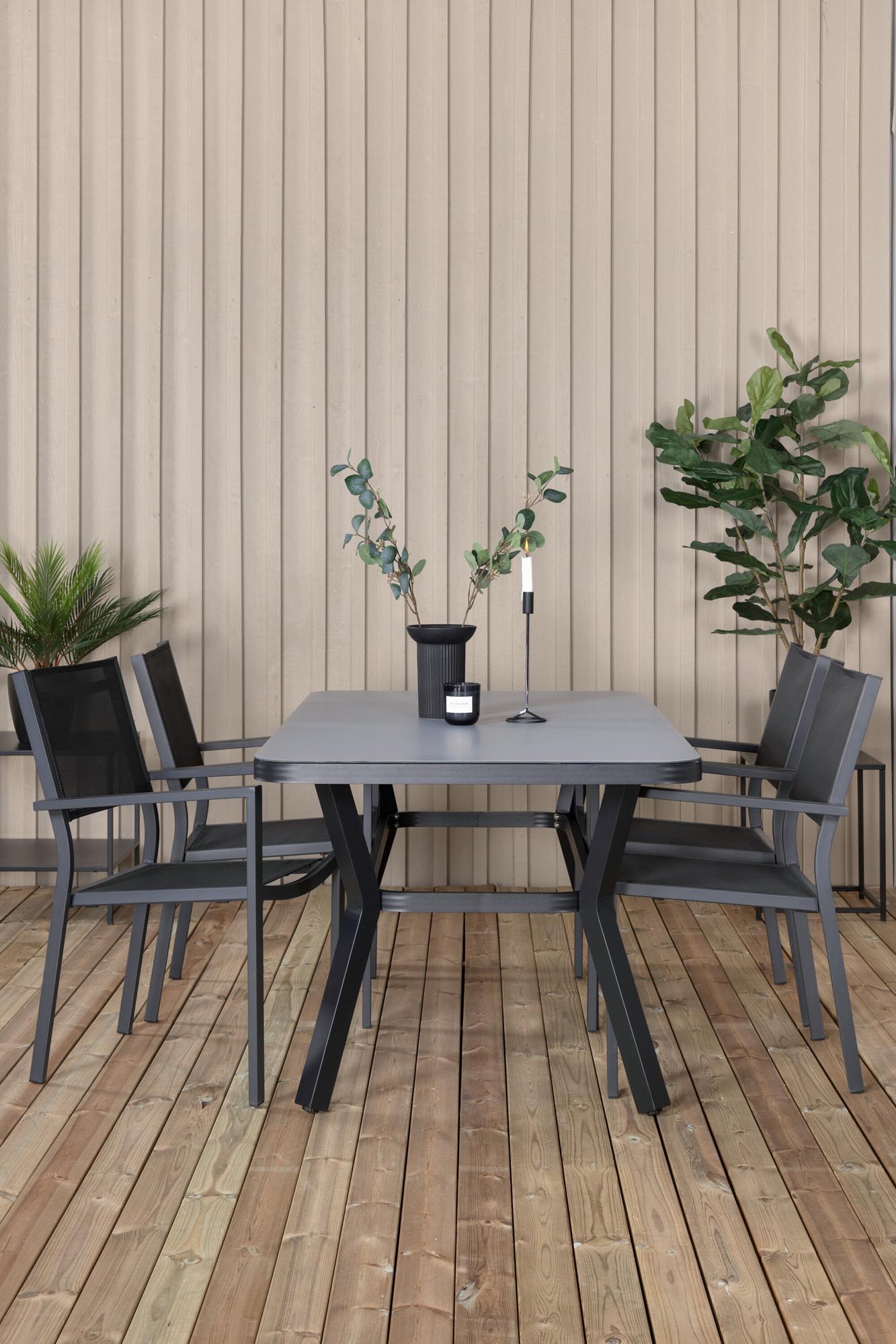 Virya Gartentisch Set mit 4 Stühlen in Schwarz Schwarz präsentiert im Onlineshop von KAQTU Design AG. Gartentischset ist von Venture Home