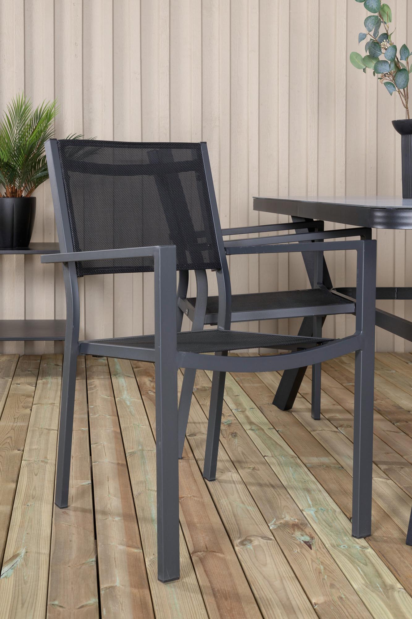 Virya Gartentisch Set mit 4 Stühlen in Schwarz Schwarz präsentiert im Onlineshop von KAQTU Design AG. Gartentischset ist von Venture Home