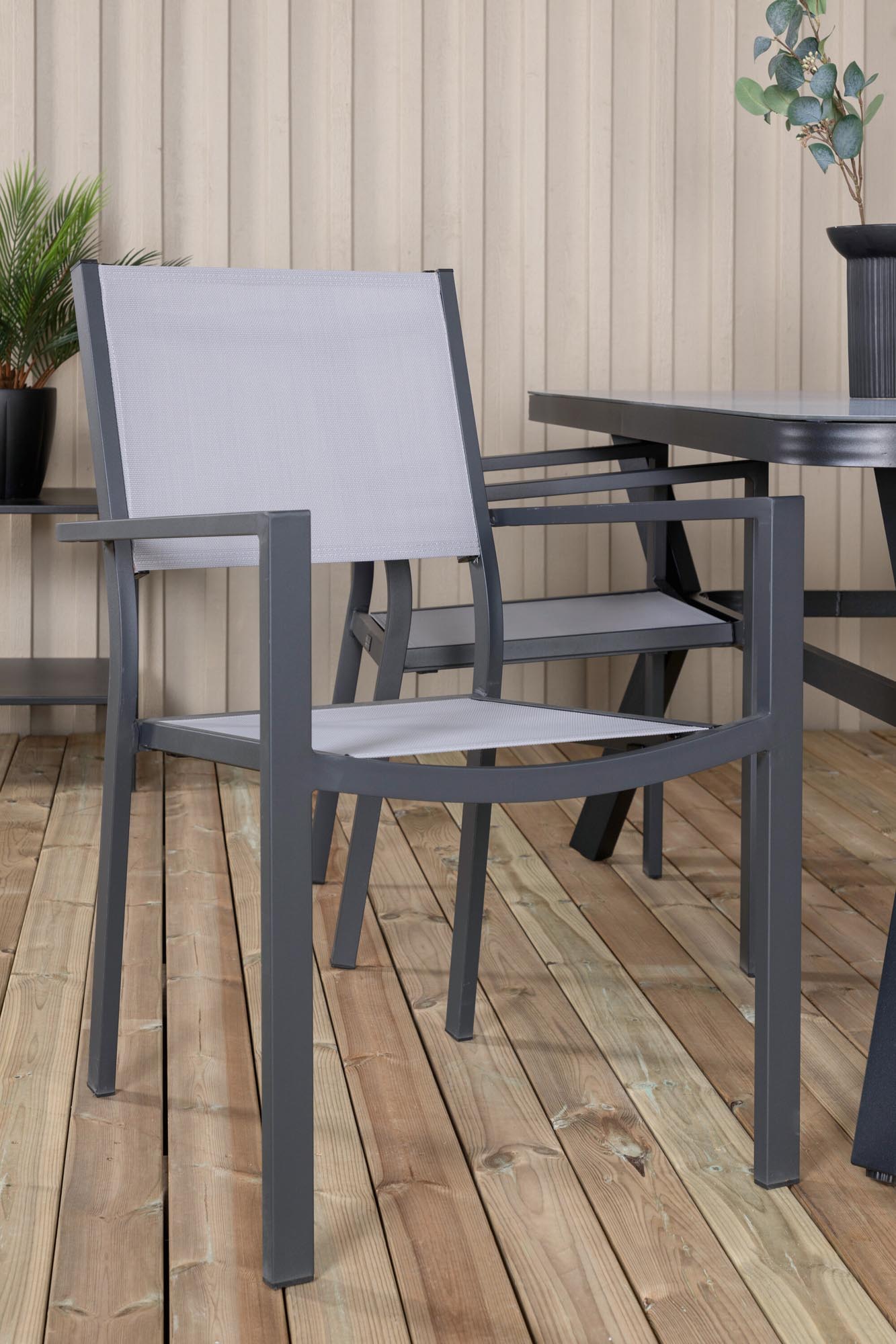 Stylisches Virya Outdoor-Tischset mit Copacabana Stühlen, ideal für 4 Personen. Perfekt für entspannte Stunden im Freien!