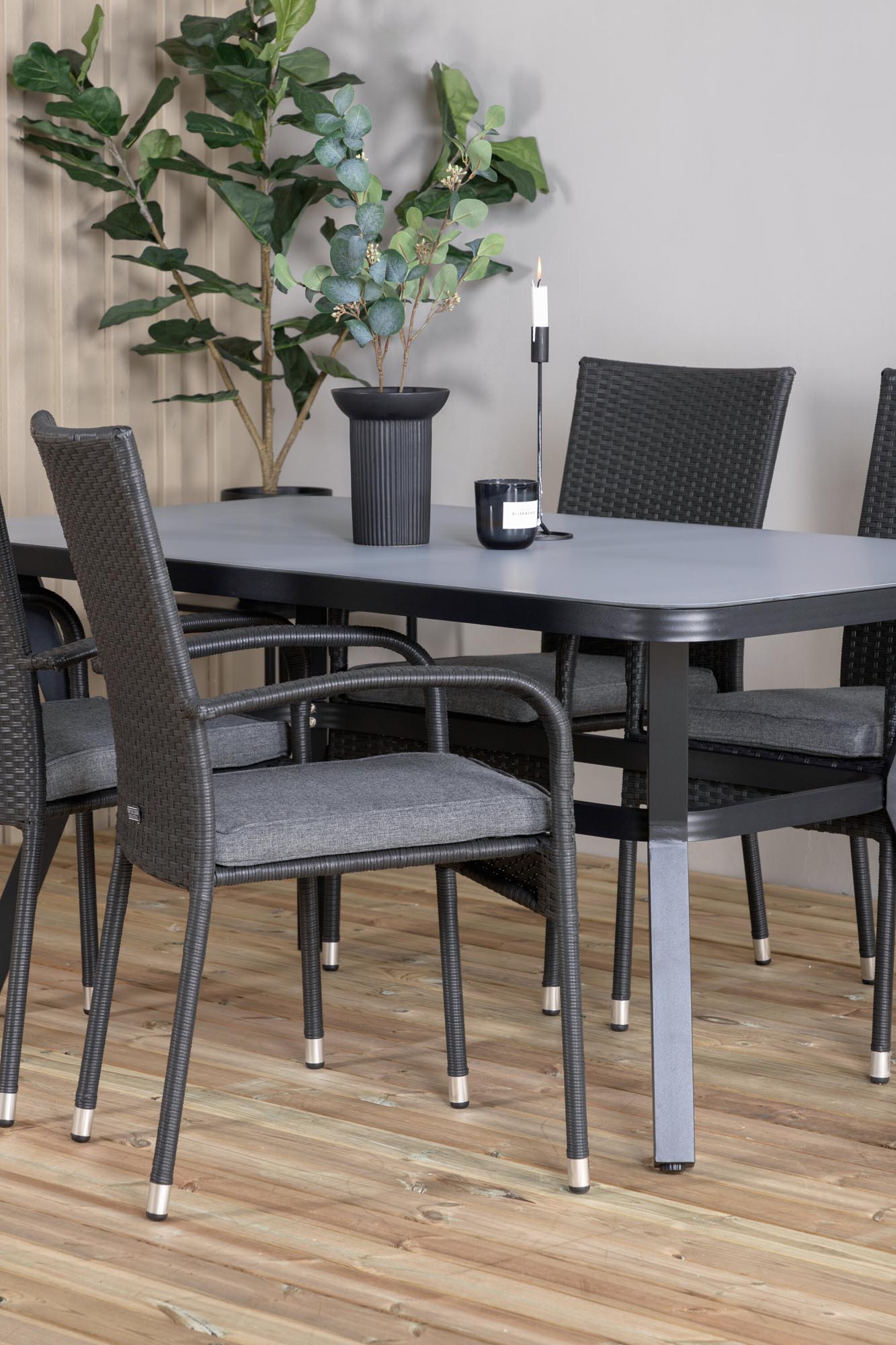 Stilvolles Virya Tischset: 160 cm Tisch und 4 bequeme Anna-Stühle, ideal für entspannte Momente im Freien.