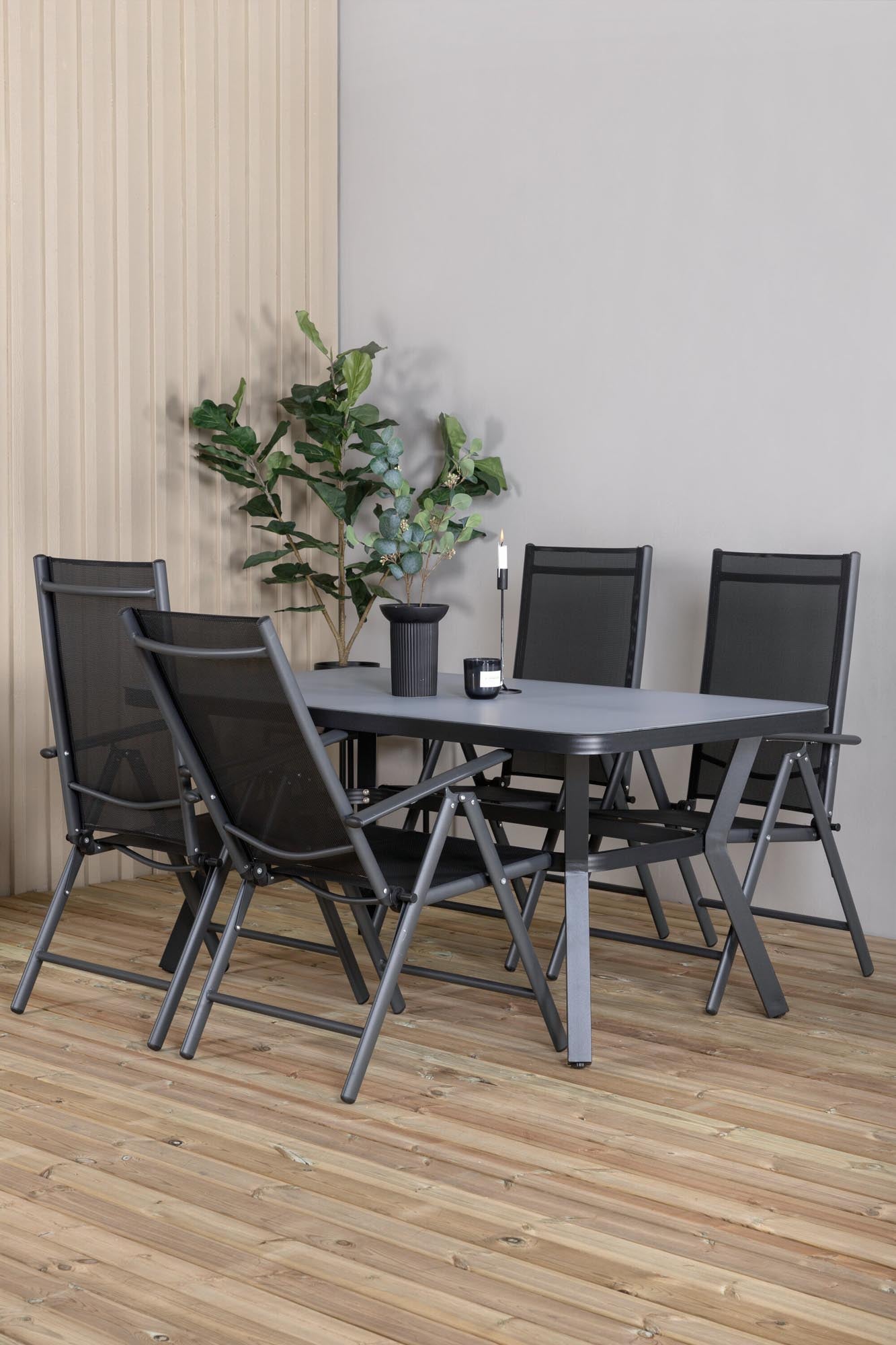 Stylisches Virya Outdoor-Tischset mit 160 cm Tisch und 4 bequemen Break-Stühlen von Venture Home – ideal für entspannte Abende im Freien.