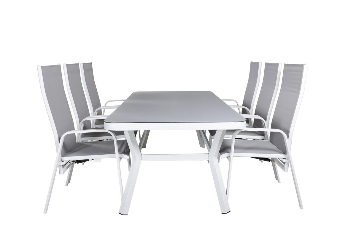 Rechteckiger Gartentisch mit Mattglas-Platte und Aluminiumbeinen, daneben zwei graue Relaxsessel aus Textilene von Venture Home.