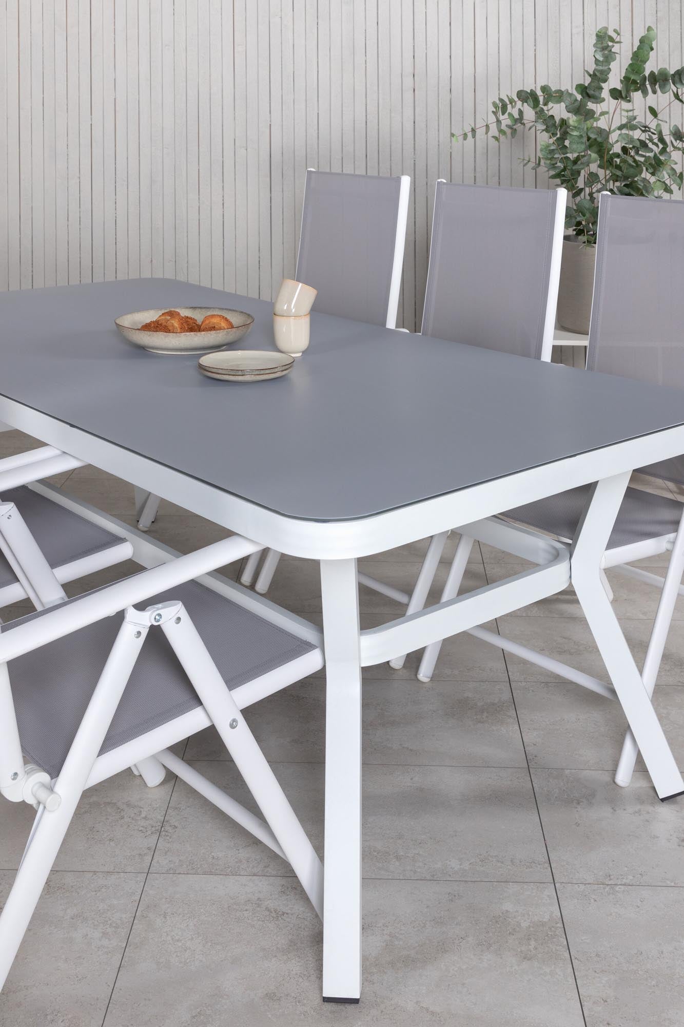 Entdecken Sie das Virya Outdoor-Tischset von Venture Home – ideal für gesellige Abende im Freien mit Platz für bis zu sechs Personen.