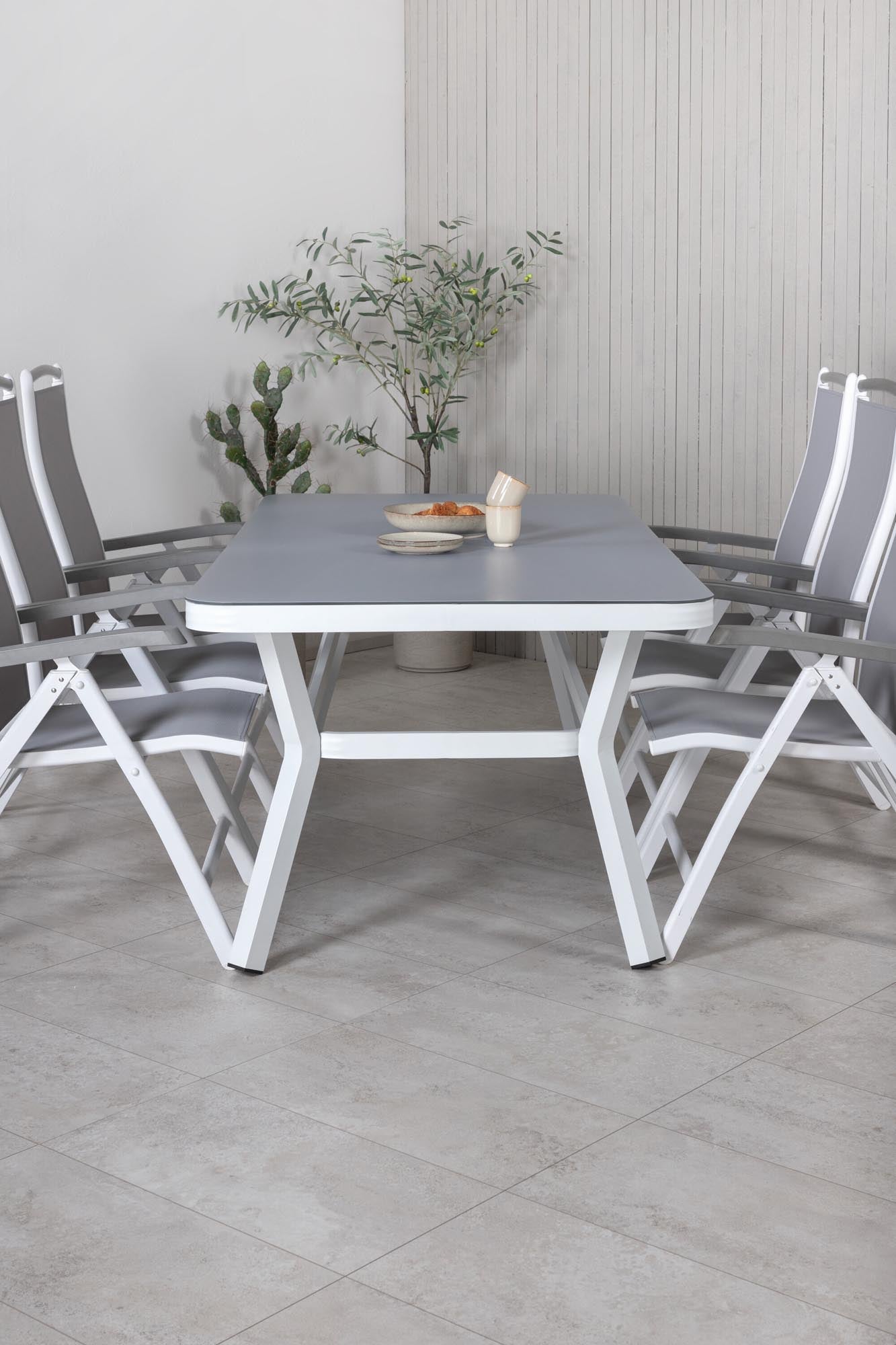 Stilvolles Virya Outdoor-Tischset mit Albany Stühlen für 6 Personen. Ideal für entspannte Abende im Freien, wetterfest und langlebig.