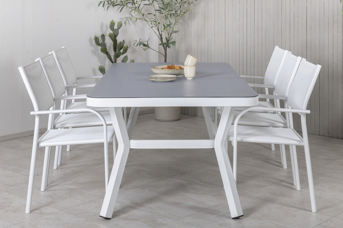 Weisser Esstisch aus Mattglas mit Aluminiumbeinen und zwei weisse Santorini Stühle aus Textilene, rechteckige Tischplatte 200x100 cm.