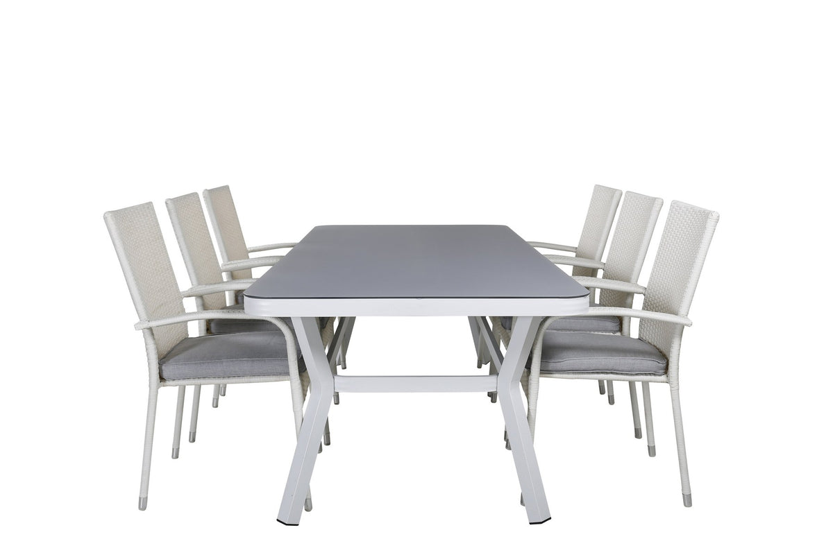 Rechteckiger Esstisch mit grauer Mattglasplatte und zwei weisse Stühle aus Textilene, Set von Venture Home für den Aussenbereich.