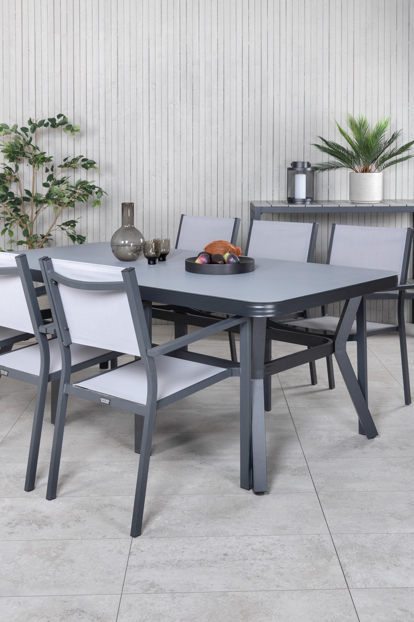Virya Gartentisch Set mit 6 Stühlen in Schwarzgrau präsentiert im Onlineshop von KAQTU Design AG. Gartentischset ist von Venture Home