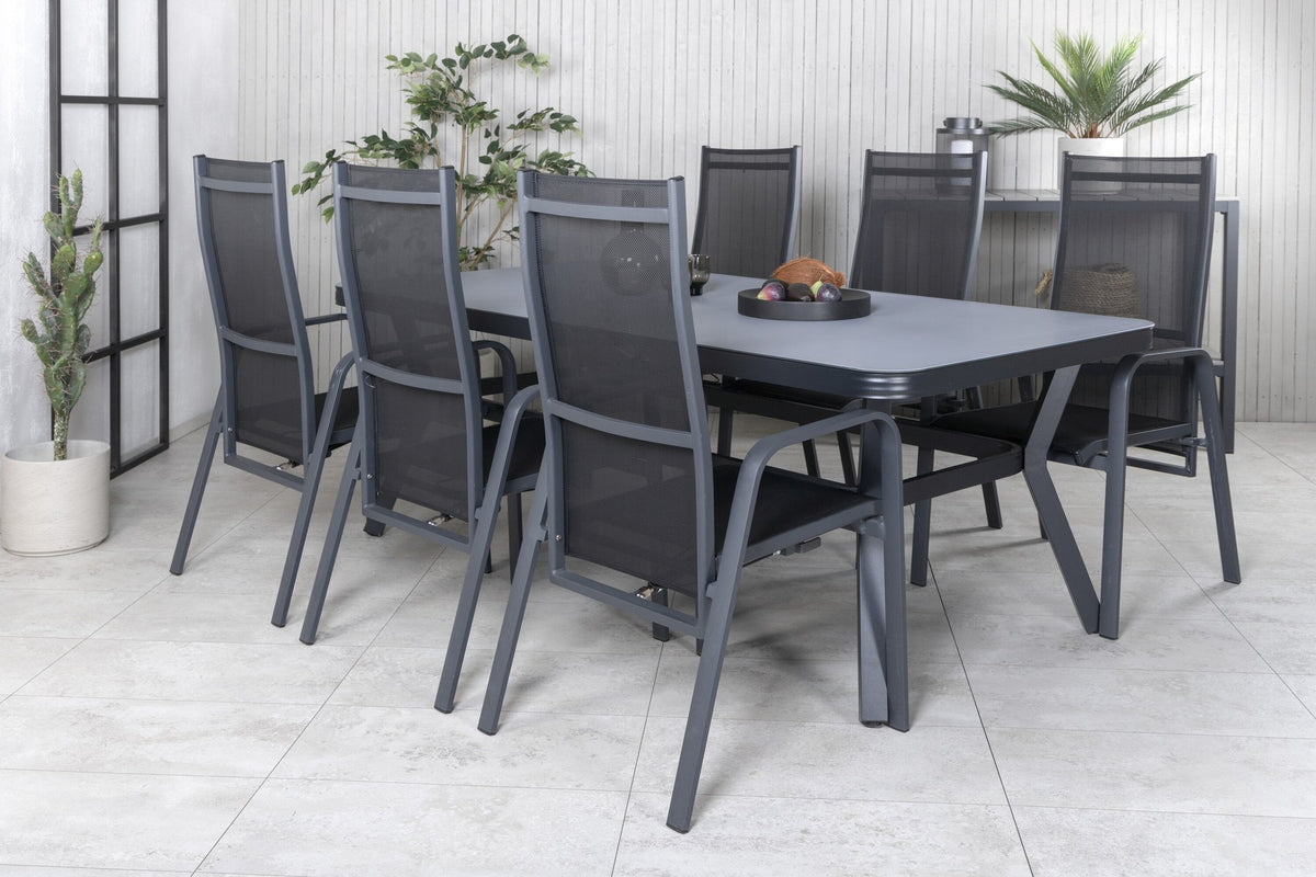 Schwarzer Gartentisch Virya mit Mattglasplatte und Aluminiumbeinen, dazu Stühle Copacabana mit Textilene-Sitzfläche und Pulverbeschichtung