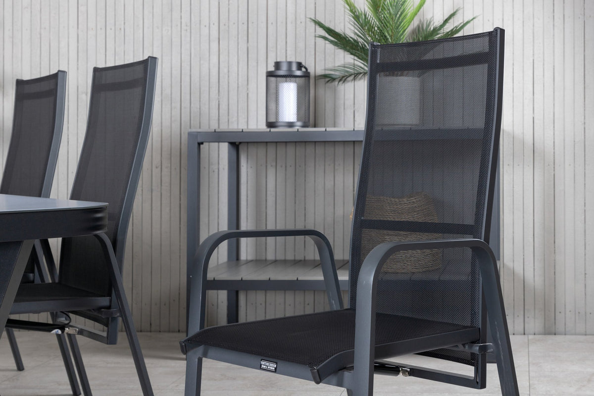 Schwarzer Gartentisch Virya mit Mattglasplatte und Aluminiumbeinen, dazu Stühle Copacabana mit Textilene-Sitzfläche und Pulverbeschichtung